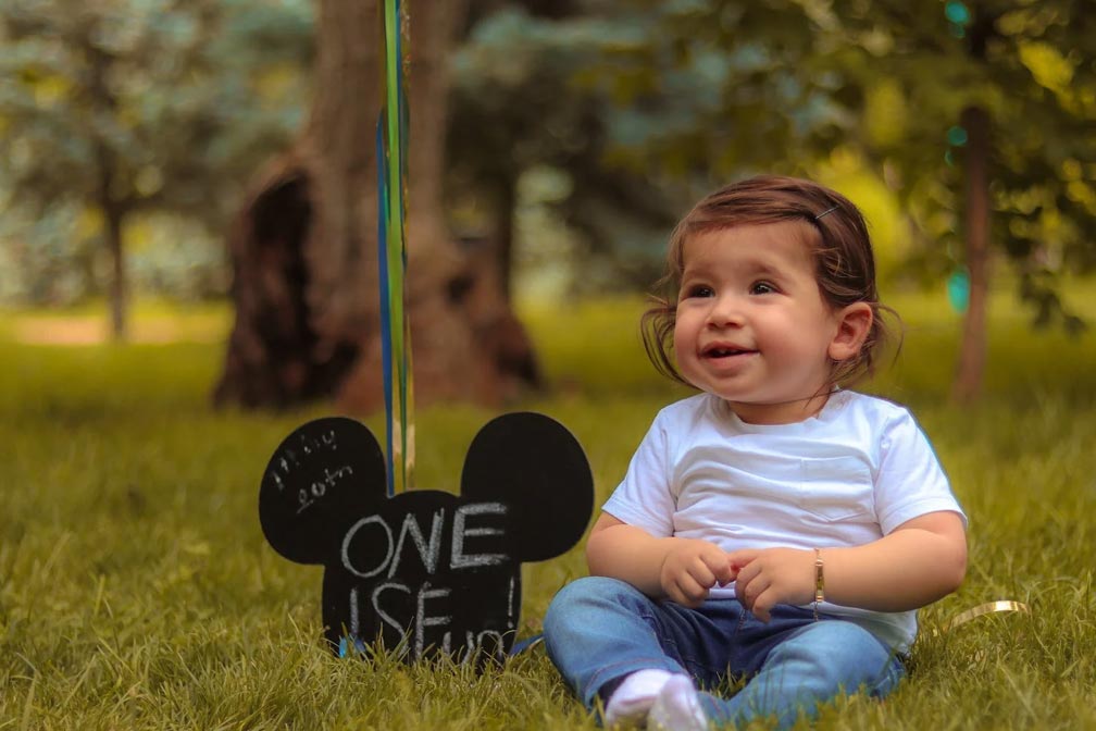 嬰兒坐在草地 嬰兒坐在草地