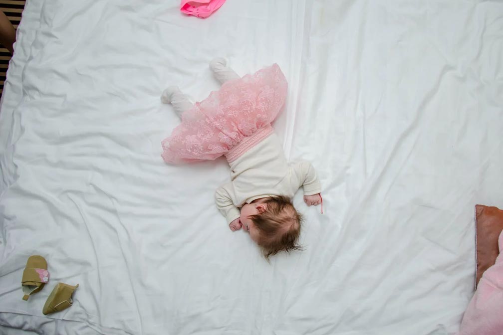 床上的嬰兒 床上的嬰兒