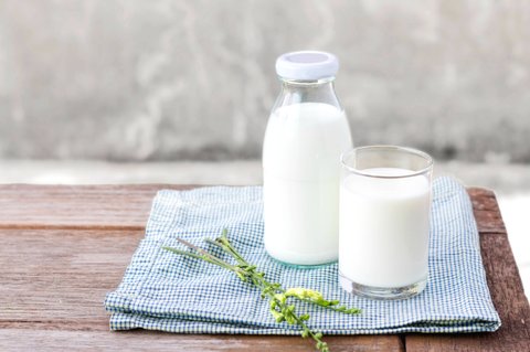 晚上喝牛奶對身體好嗎？晚上喝牛奶的功效和作用