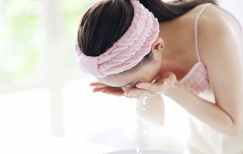 每晚睡前洗臉有好處嗎？睡前洗臉的好處和壞處