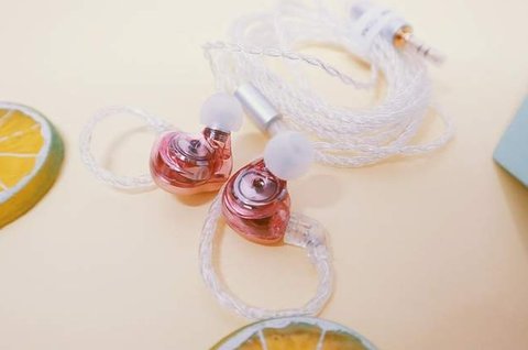 歌手戴的耳返有什么作用？耳返的作用與功效