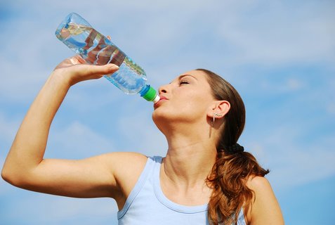 大量出汗后不能只喝白開水！運動后補水的健康指南