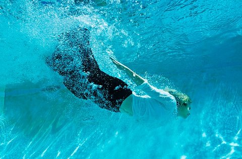 游泳前吃東西好還是不吃東西好？合理飲食與運動表現(xiàn)