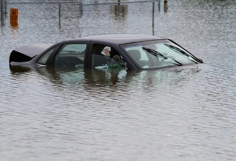 車輛被水泡了怎樣處理？車輛涉水應(yīng)急自救指南