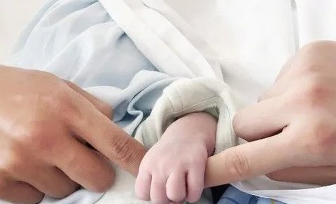 一家三口的手 一家三口的手