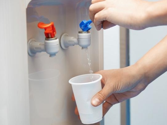 長期燒水喝和買桶裝水喝哪個更健康？桶裝水和燒水的區(qū)別