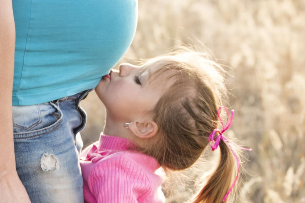 小女孩和媽媽